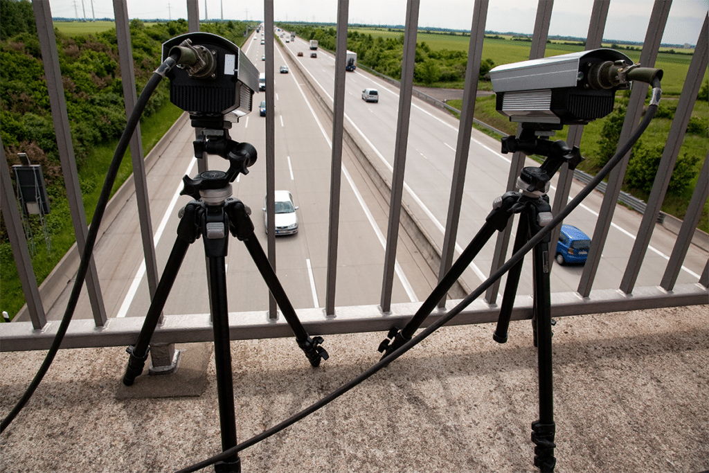 abstandsmessungs-kameras-auf-autobahnbrücke