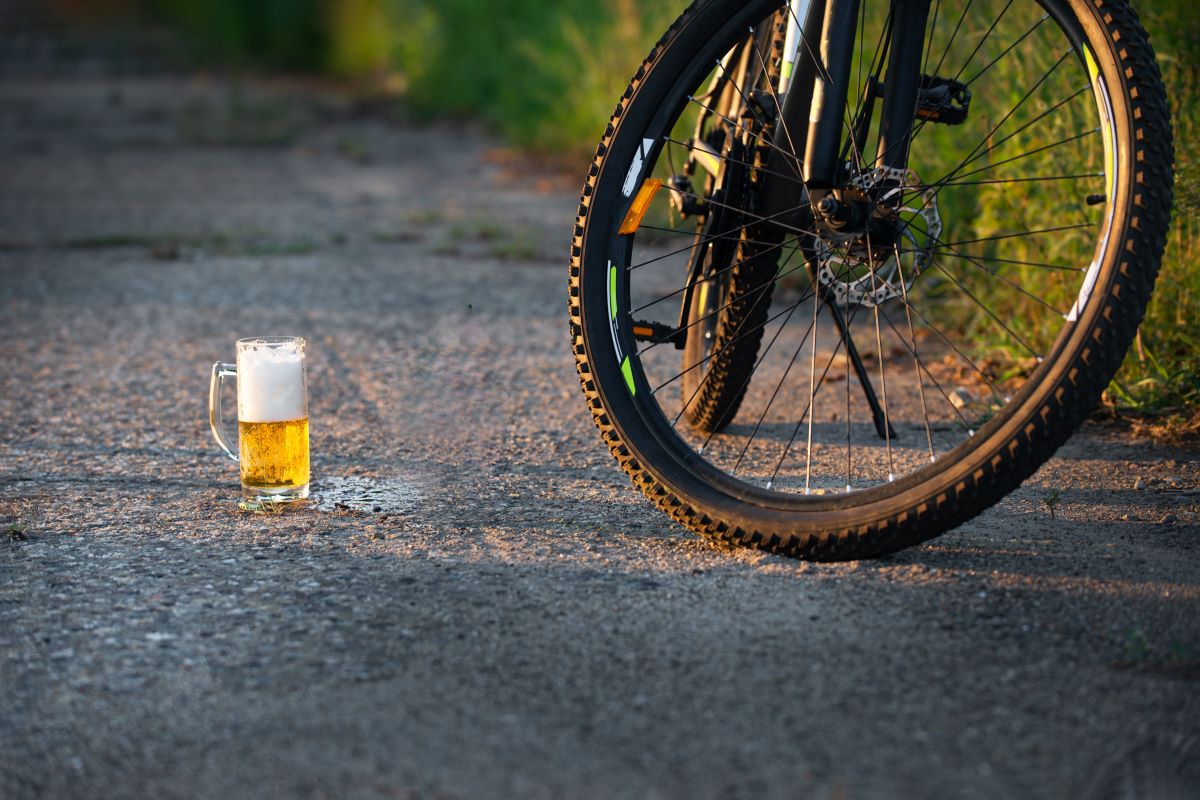 weg-mit-fahrradreifen-und-bierkrug