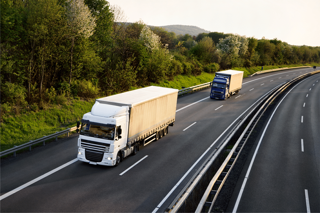 autobahn-auf-der-lkw-mit-mindestabstand-fahren