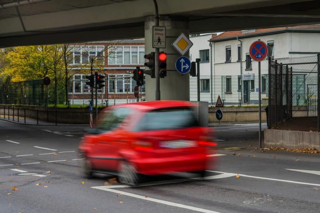 rotlichtverstoß-eines-fahrenden-autos